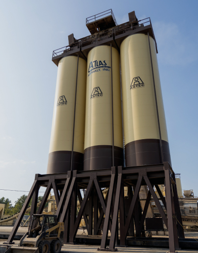 Asphalt plant with three tower silos